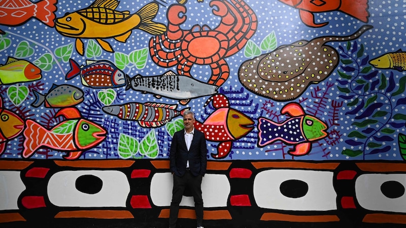Adriano Pedrosa vor dem internationalen Pavillon in den Giardini (Bild: GABRIEL BOUYS / AFP / picturedesk.com)