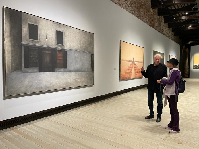 Eduard Angeli führt „Krone“-Journalistin Franziska Trost durch die Ausstellung „Silentium“.