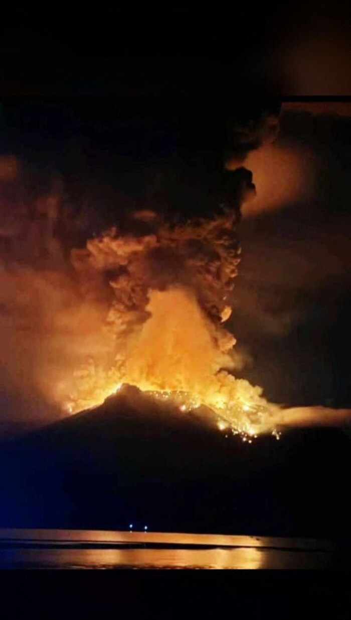 During the second eruption, the column of smoke was 2.5 kilometers high. 