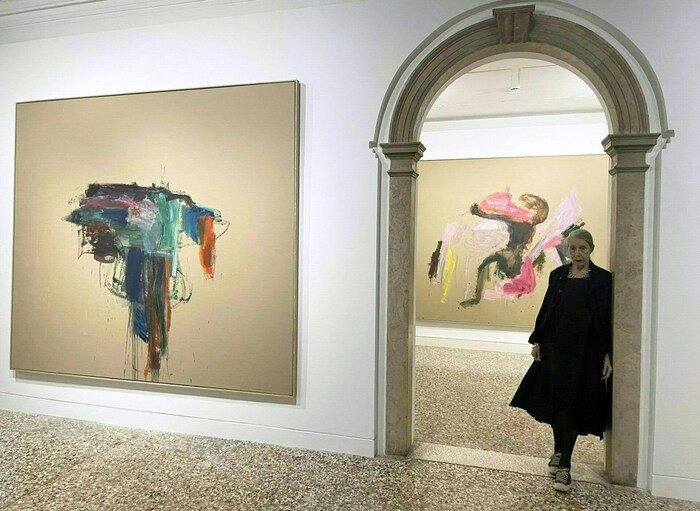 Martha Jungwirth bei der Eröffnung in Venedig. 