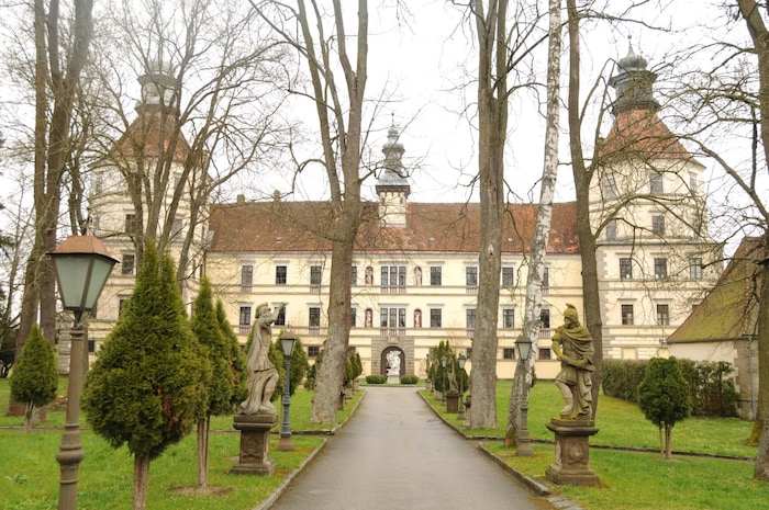 The Waldviertel jewel Schloss Schwarzenau is offered for sale on an internet sales platform via ...
