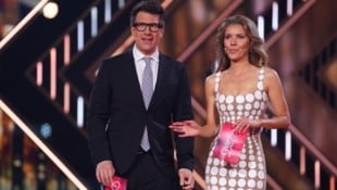 Nicht nur die Fans lieben das Naked-Dress, das Victoria Swarovski in der letzten Show von „Let‘s Dance“ getragen hat. Auch die Moderatorin kann gar nicht genug davon bekommen. (Bild: Simon Pfaff / Action Press / picturedesk.com)