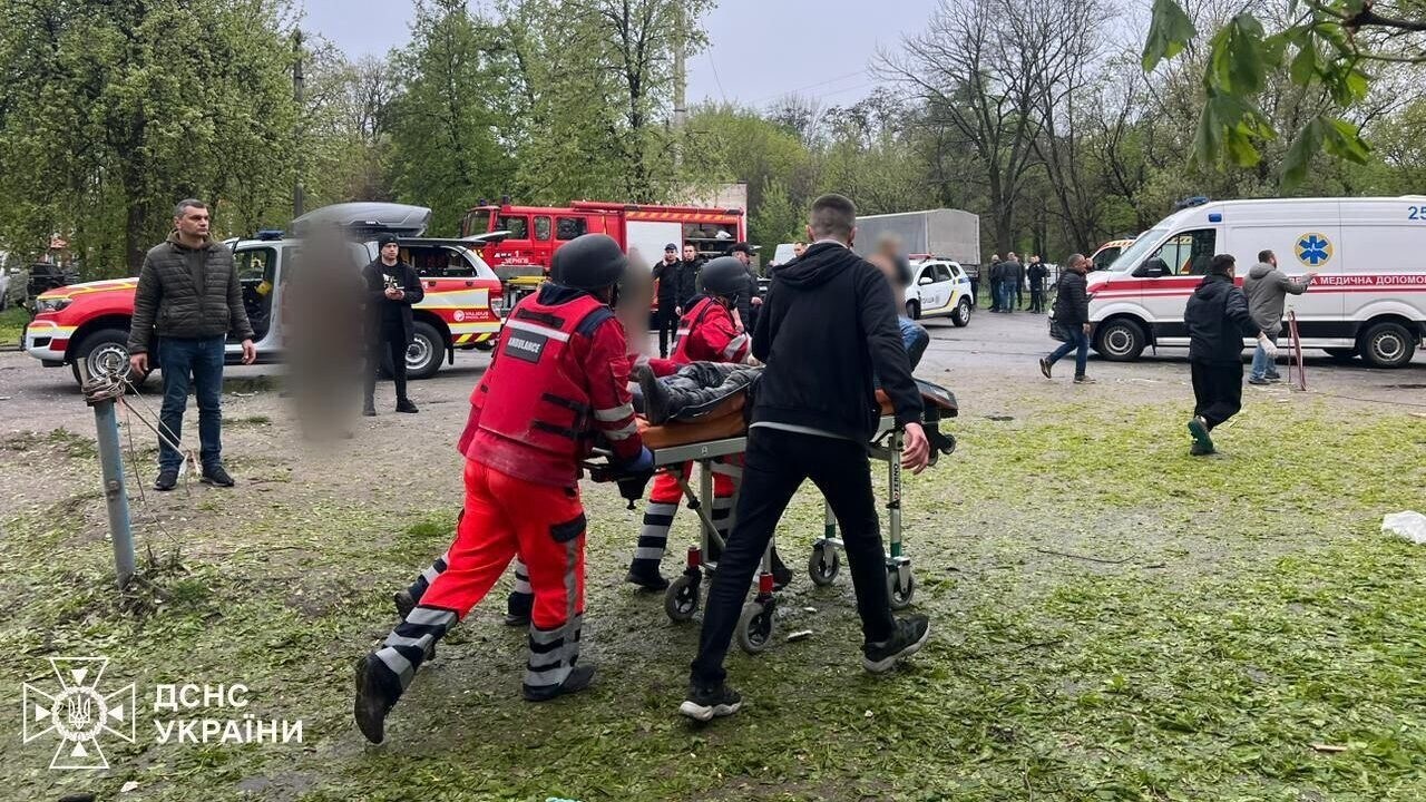 Einsatzkräfte versorgen nach dem Lufangriff die Verletzten. (Bild: DSNS)