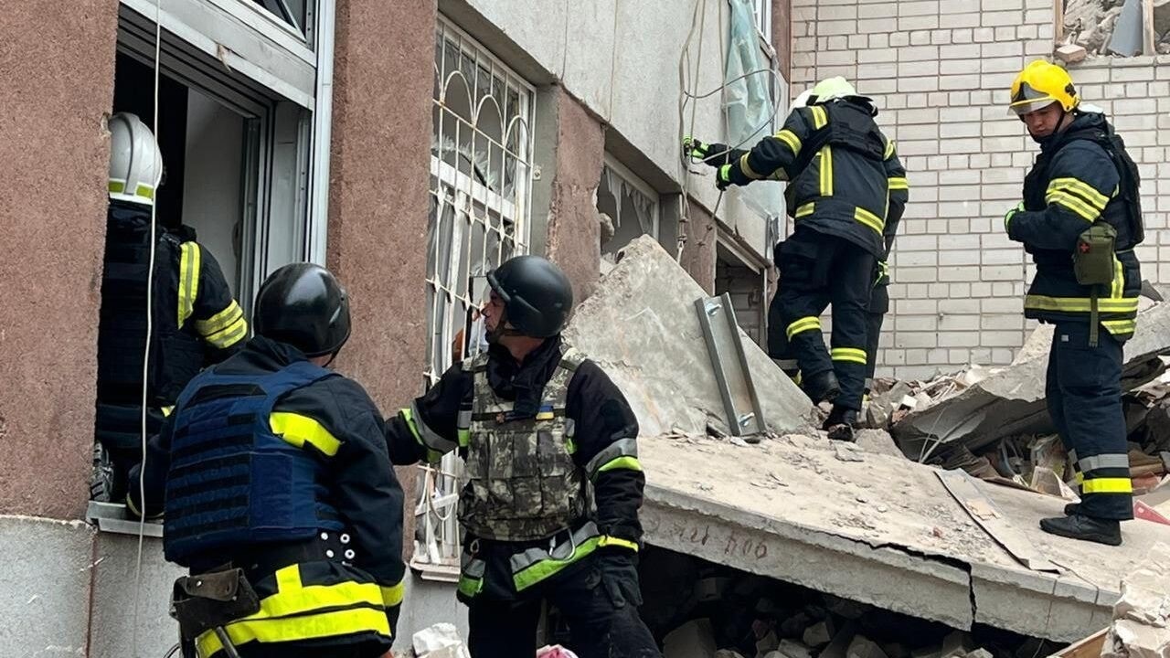 Feuerwehrleute suchen nach Verschütteten. (Bild: DSNS)