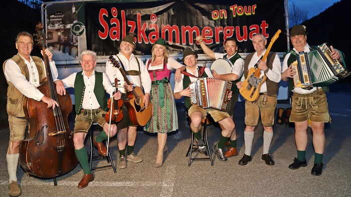 De REFiRiG’n touren durch das Salzkammergut. Den Auftakt macht die achtköpfige Gruppe im Gasthaus Sägemühle in Neukirchen/Altmünster. Zu hören sind Volksmusik, Schlager mit Witz, Gaudi und Pâscher. Mit dabei: Da Gedi. Datum: Freitag, 19. 4., um 19.30 Uhr Infolink: www.refirign.com