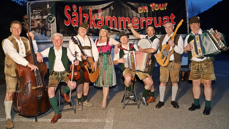 De REFiRiG’n touren durch das Salzkammergut. Den Auftakt macht die achtköpfige Gruppe im Gasthaus Sägemühle in Neukirchen/Altmünster. Zu hören sind Volksmusik, Schlager mit Witz, Gaudi und Pâscher. Mit dabei: Da Gedi. Datum: Freitag, 19. 4., um 19.30 Uhr Infolink: www.refirign.com (Bild: Hörmandinger)