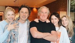 Amanda Kloots mit den „Scrubs“-Stars Zach Braff, John C. McGinley, Christa Miller und Sarah Chalke bei einem spontanen Treffen (Bild: www.instagram.com/christabmiller)