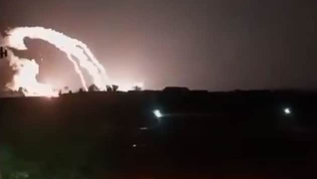 Explosions lit up the night in Crimea. (Bild: OSINT)
