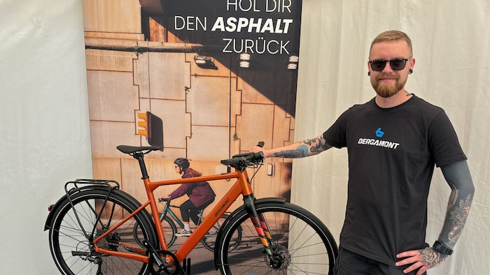 Lukas Kainz mit einem Trekking Bike von Bergamont.