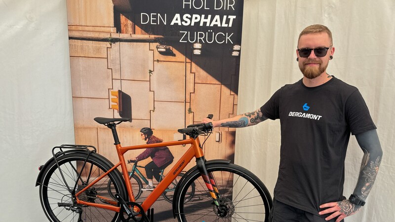 Lukas Kainz mit einem Trekking Bike von Bergamont.  (Bild: Hannes Wallner)