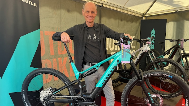 Kästle Verkaufsleiter Christian Martl mit dem Top-Modell der neuen Kästle Mountainbikes. (Bild: Hannes Wallner)