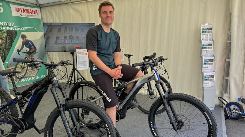 Raphael Redl stellt mit dem Jubiläums-E-Bike, dem MORO 07. (Bild: Hannes Wallner)