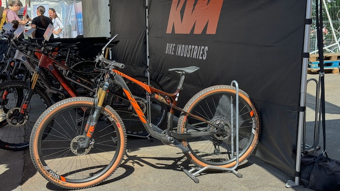 KTM präsentierte am Wiener Rathausplatz seine E-Bikes und Bio-Bikes, wie hier das top ...