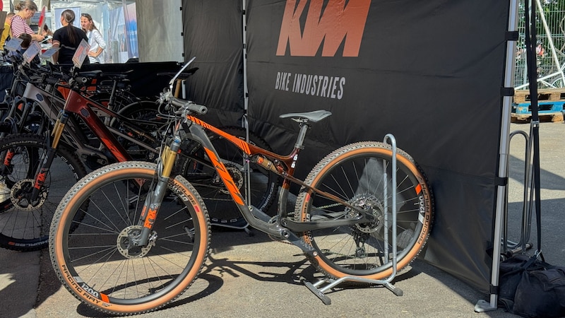 KTM präsentierte am Wiener Rathausplatz seine E-Bikes und Bio-Bikes, wie hier das top ausgestattete, supersportliche Scarp Exonic.  (Bild: Hannes Wallner)