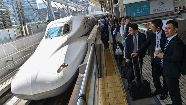 In Japan hat eine Schlange den Schnellzug Shinkansen ausgebremst. Die Bahn setzte nach dem Fund einen Ersatzzug ein. (Bild: AFP)