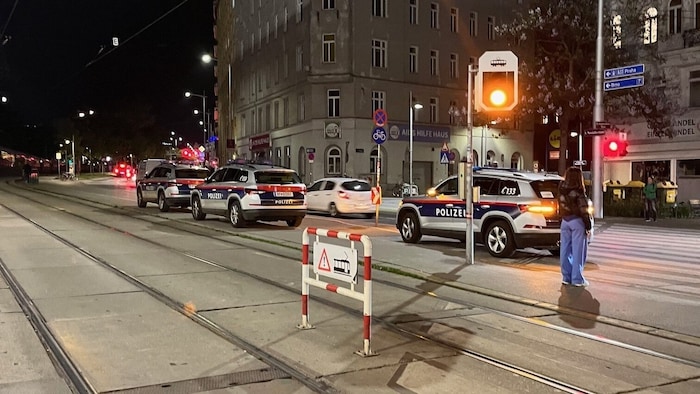 Mehrere Polizisten mussten zu dem Einsatz in Mariahilf anrücken.