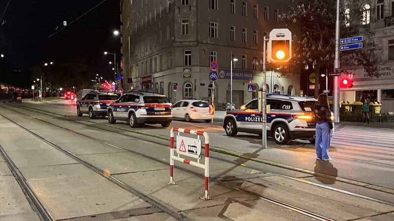 Mehrere Polizisten mussten zu dem Einsatz in Mariahilf anrücken. (Bild: „Krone“)