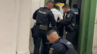 Der Verdächtige konnte im Bereich Gumpendorfer Straße von den Beamten gefasst und festgenommen werden.  (Bild: „Krone“)
