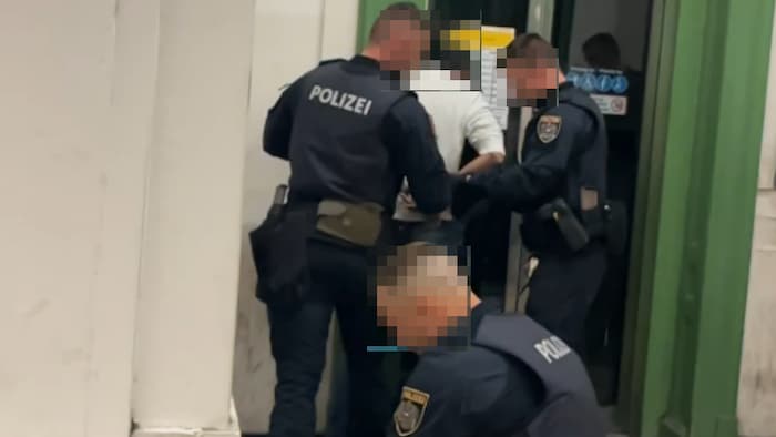 Der Verdächtige konnte im Bereich Gumpendorfer Straße von den Beamten gefasst und festgenommen ...