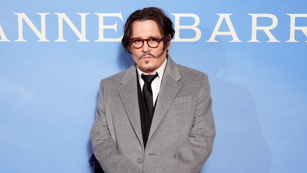 Johnny Depp tiszta új külsővel jelent meg legújabb filmjének premierjén. (Bild: Ian West / PA / picturedesk.com)