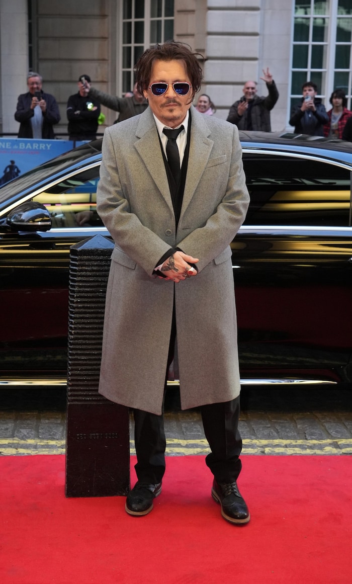 Im schicken grauen Mantel von Dior erschien der Schauspieler zur Premiere.