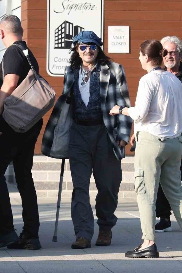Im letzten Jahr zeigte sich der Schauspieler immer im ungepflegten Schlabber-Look in der ...