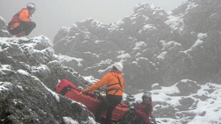 Österreichs Bergretter sind stets bereit, in Bergnot geratenen Menschen zu helfen – egal, ob es draußen stürmt oder schneit. Nicht für Ruhm oder Geld, sondern ehrenamtlich. (Bild: Bergrettung, Krone KREATIV)