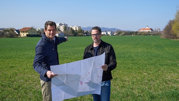 Koza (left) and his head of the building authority want to put the brakes on building development in Vösendorf. Their sights are set on a "Viennese field". (Bild: Gmeeinde Vösendorf)