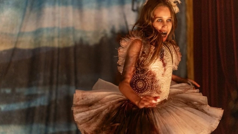 Der Schein trügt, die kleine Ballerina ist wohl doch nicht so harmlos: „Abigail“, ab Donnerstag im Kino. (Bild: Universal Studios)