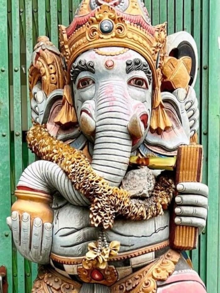 Elefantengott Ganesh wacht über Naturschönheiten wie den Tegenungan-Wasserfall.