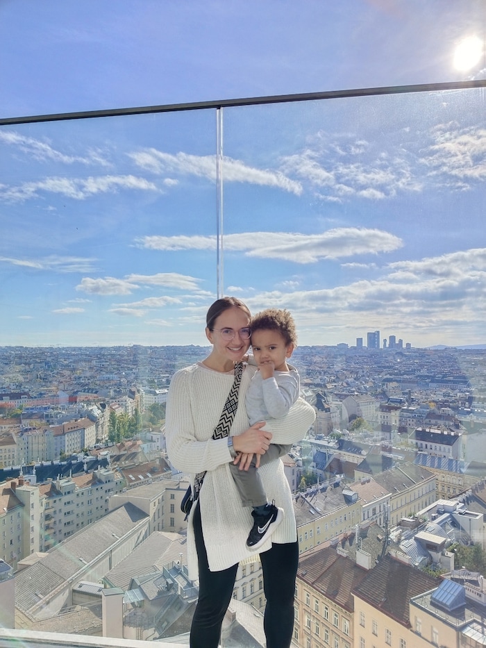 Tamara Anna Zuchna mit ihrem Sohn Levi Taio bei einem Wien-Ausflug