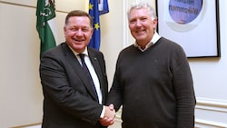 Europalandesrat Werner Amon (ÖVP) empfängt den Murauer Bürgermeister Thomas Kalcher (ÖVP) in Brüssel. (Bild: ALEXANDER LOUVET)