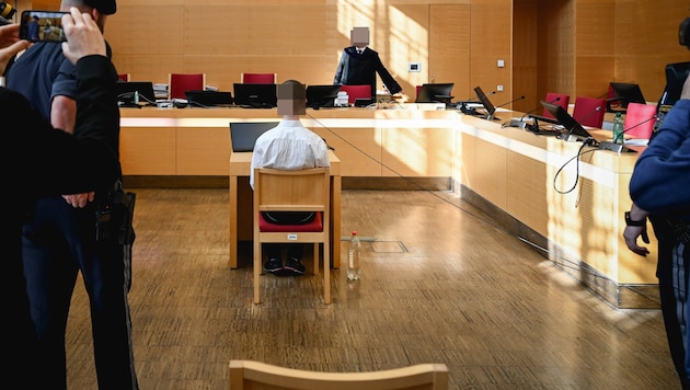 The 26-year-old defendant took his seat in the regional court in Wels on Wednesday. He placed a large plastic bottle filled with water next to him, from which he repeatedly took a sip. (Bild: Markus Wenzel, Krone KREATIV)