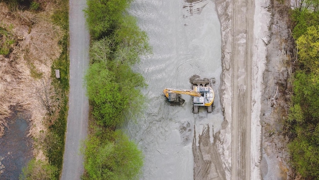 Excavators remove the deposited sediment at the inflow to the Klammsee in Kaprun (Bild: EXPA/ JFK)