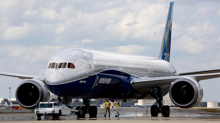 A Boeing 787-10 Dreamliner in an archive image from 2017