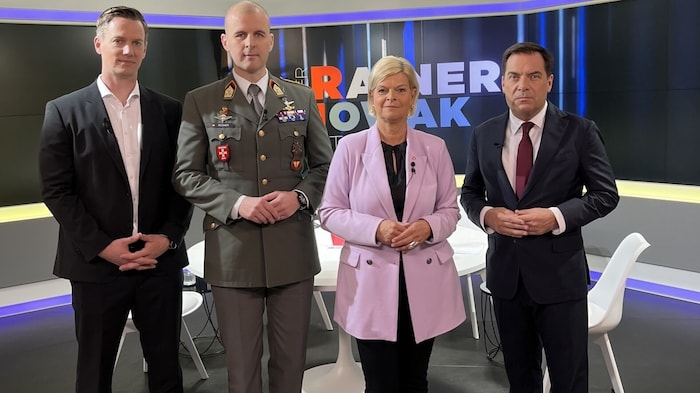 Military expert Paul Tikal, Colonel Markus Reisner and Minister of Defense from the ÖVP, Klaudia ...