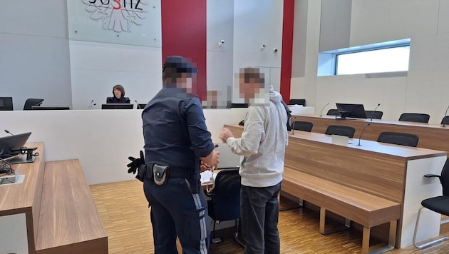Der Angeklagte wurde zum Prozess vorgeführt. Er sitzt seit mehr als einem Jahr in Eisenstadt in U-Haft. (Bild: HS, Krone KREATIV)