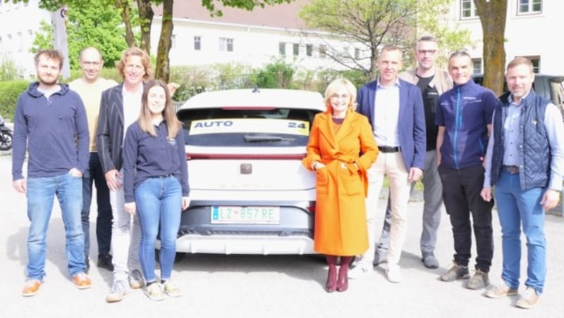 Die heimischen Autohändler stellen neueste Trends in den Straßen von Gastgeberin BM Elisabeth Blanik (5. v.l.) vor. (Bild: Martin Oberbichler)