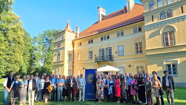 2023 übernahm Heimo Kramer im Schloss Mageregg das Klagenfurter Lions-Präsidentenamt von Andreas Lechner.  (Bild: Lions)