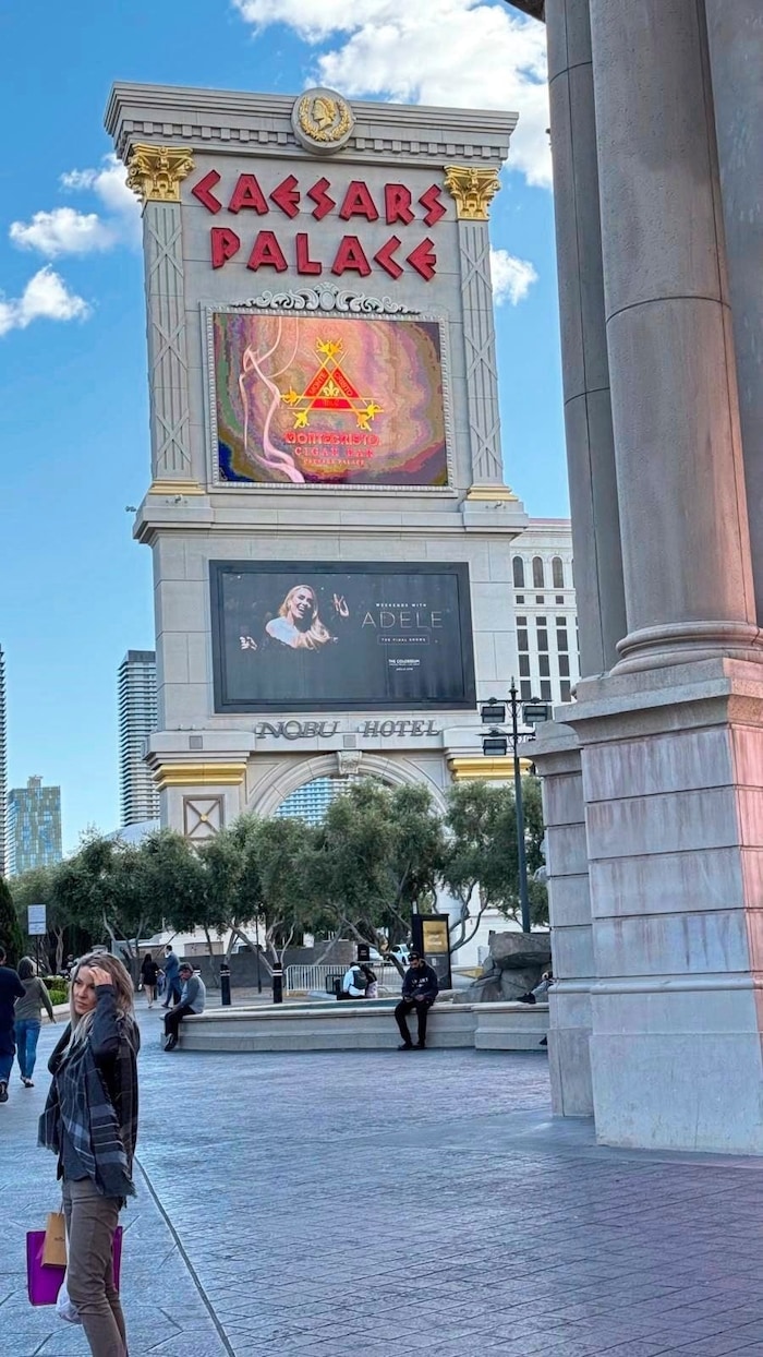 Fotograf Lugner lichtete seine Liebste vor der Werbe-Videowall von Adele ab.