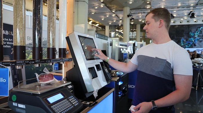 Selbstbedienung im Bauernladen, zahlen mit der Karte. Mit dieser computergesteuerten Waage ist ...