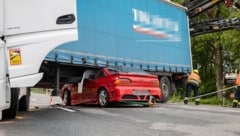 Das Auto verkeilte sich unter dem Lkw.  (Bild: TEAM FOTOKERSCHI / BAYER, Krone KREATIV)