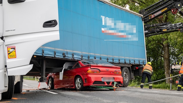 A személygépkocsi a teherautó alá szorult. (Bild: TEAM FOTOKERSCHI / BAYER, Krone KREATIV)