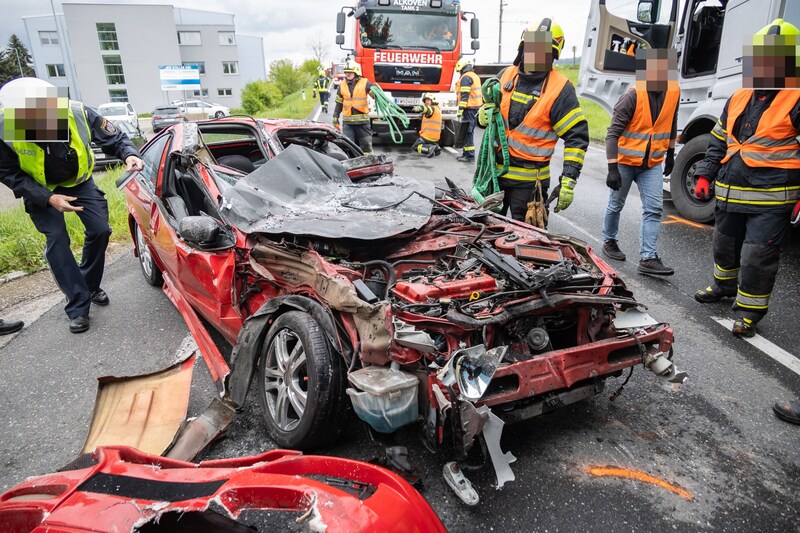 Das Auto wurde völlig zerstört. (Bild: TEAM FOTOKERSCHI / BAYER, Krone KREATIV)