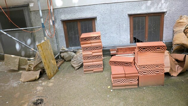 Construction workers were carrying out renovation work when they came across the body in the basement. (Bild: Martin Jöchl)