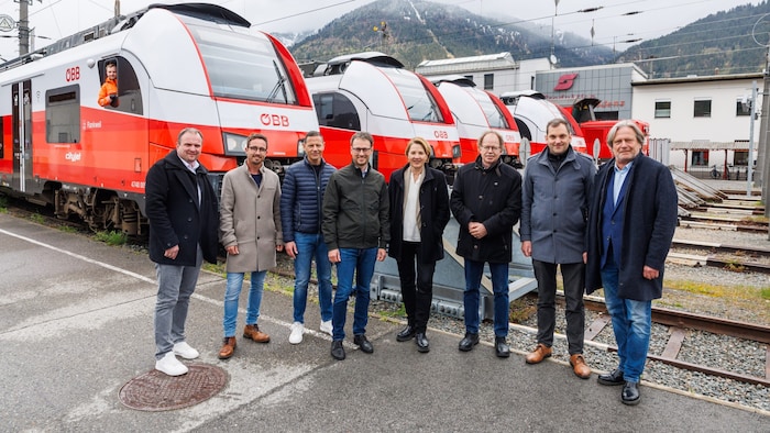 Mobilitätslandesrat Daniel Zadra (4. v. l.) bei Zugstaufe der neuen S-Bahn-Garnituren vor der Technischen Werkstatt der ÖBB. 