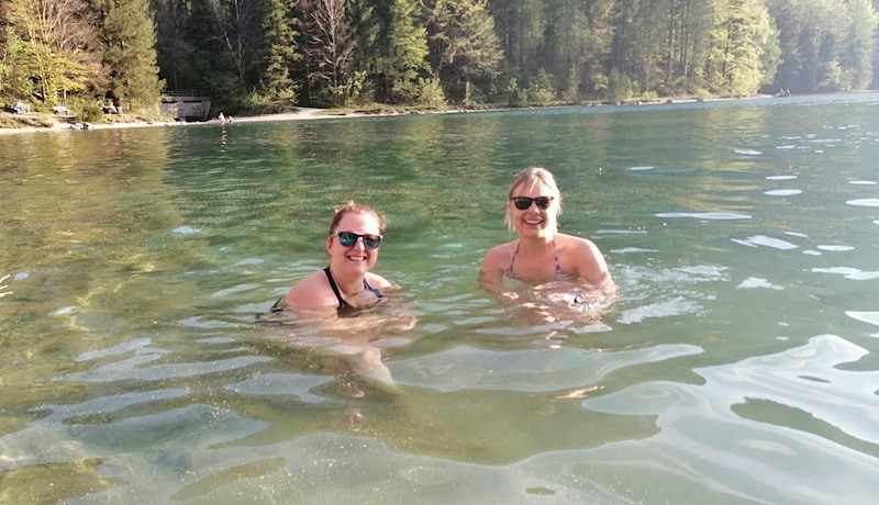 Am Sonntag erfrischten sich zwei Badegäste noch im Langbathsee. (Bild: Hörmandinger Reinhard)