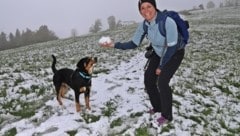 Am Sonntag erfrischten sich zwei Badegäste noch im Langbathsee, drei Tage später gab’s nur wenige Kilometer entfernt am Gmundnerberg Schnee. (Bild: Hörmandinger Reinhard)