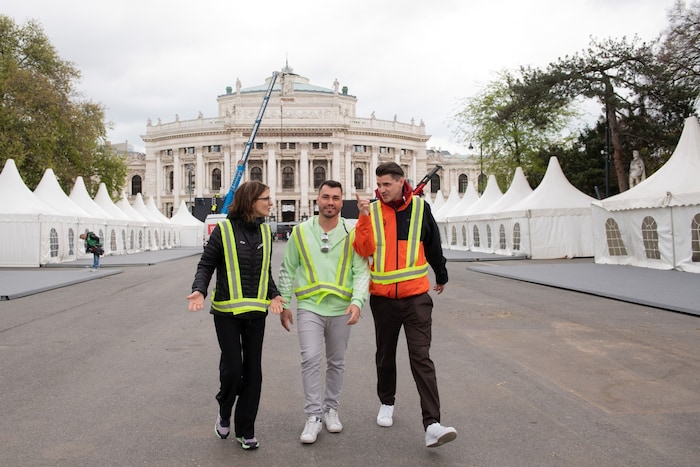 Kathrin Widu, Florian Holecek und Dominik Konrad im Zielbereich am Rathausplatz.