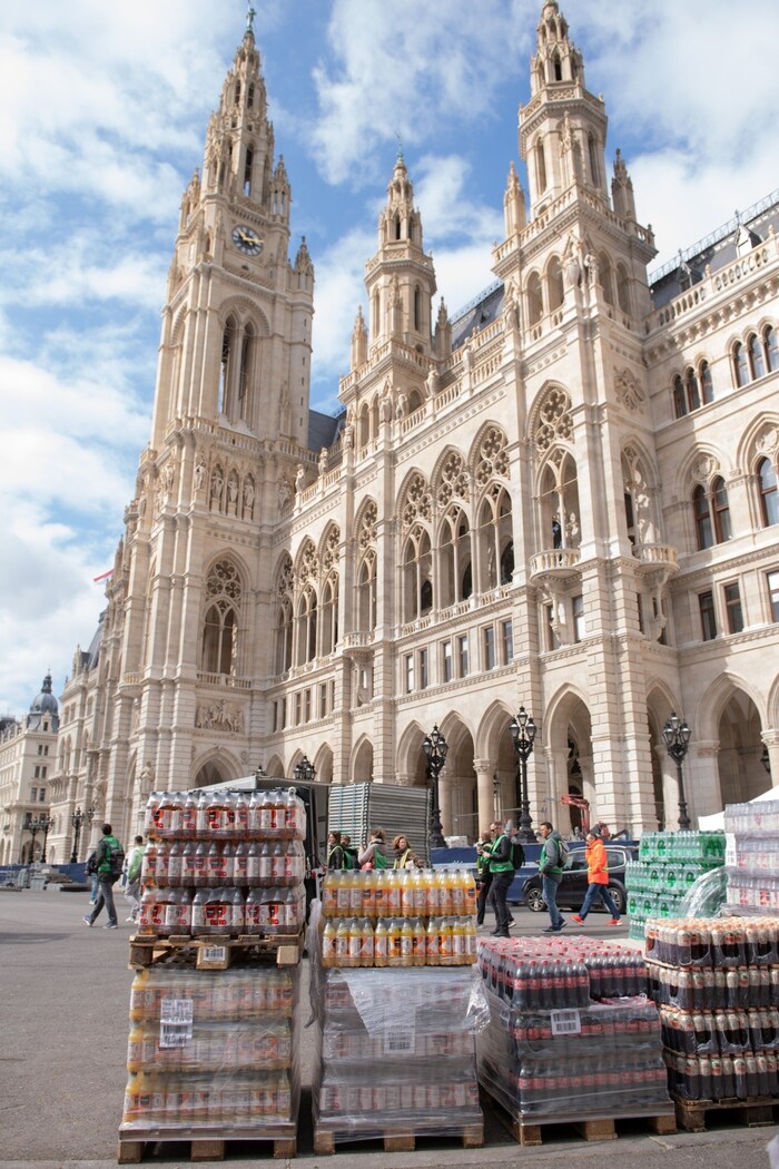 Der Aufbau im Zielbereich des Vienna City Marathon läuft schon auf Hochtouren.